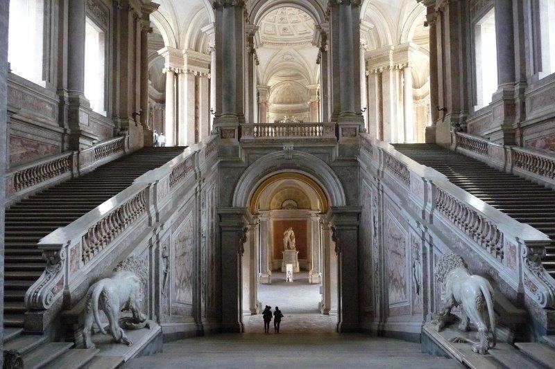 Escalinata de honor del Palacio Real de Caserta, interior barroco