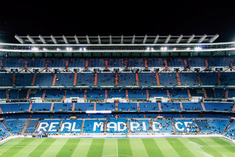 Gradas del Santiago Bernabéu con aficionados