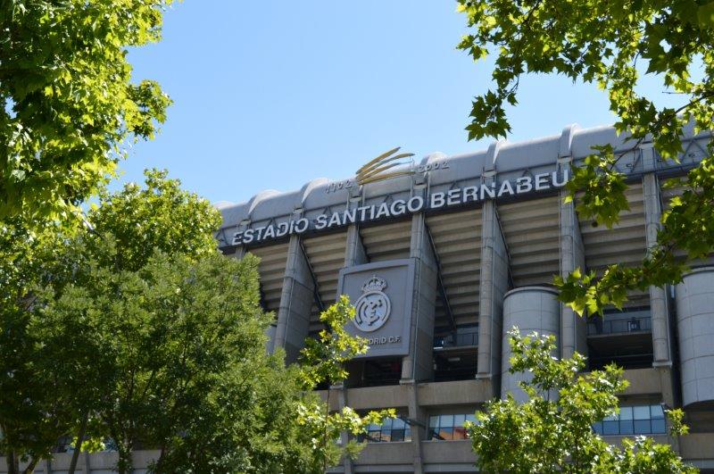 Fachada moderna del estadio Santiago Bernabéu