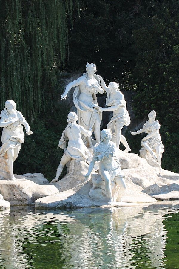 Fuente y jardines del Palacio Real de Caserta con perspectiva monumental