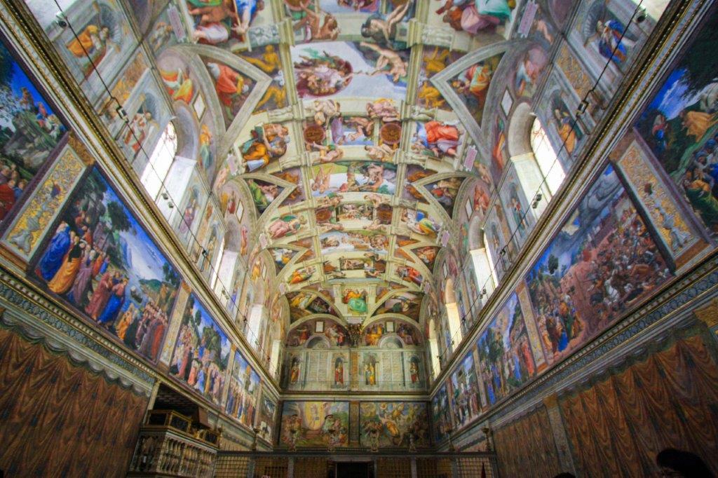 Zona del techo de la Capilla Sixtina decorada por Miguel Ángel