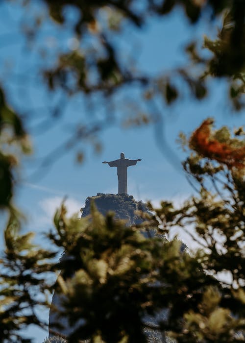 Cristo Redentor iluminado al anochecer sobre Río de Janeiro