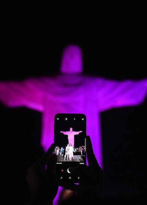 Cristo Redentor de noche iluminado sobre Río de Janeiro