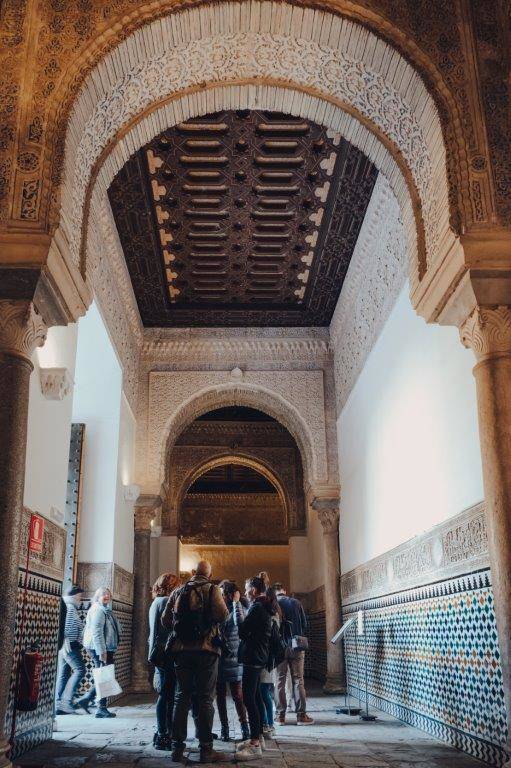 Colas de acceso en la entrada del Real Alcázar de Sevilla