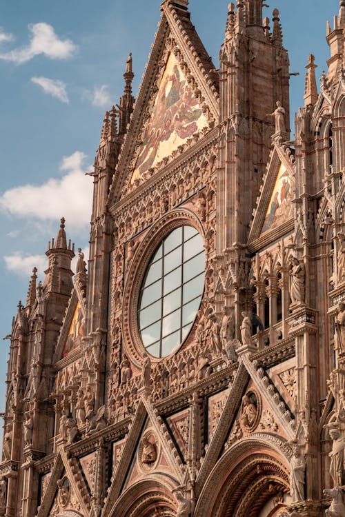 Interior de la Catedral de Siena con bóveda descentrada