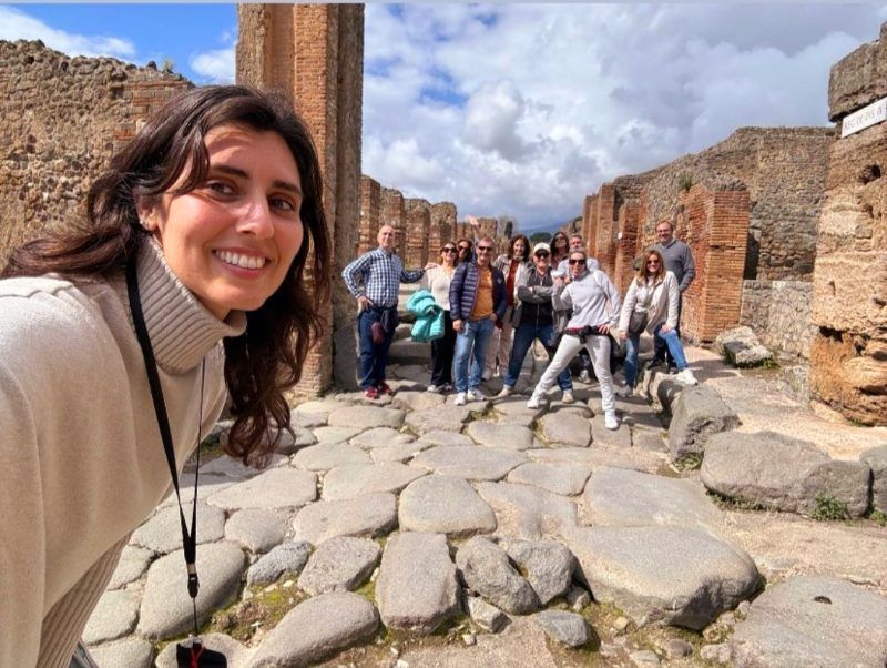 Guía explicando la visita en las ruinas de Pompeya