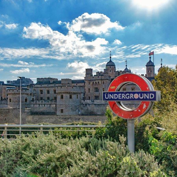 Vista de la Torre de Londres junto al río Támesis