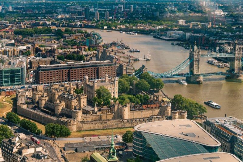 Murallas de la Torre de Londres con visitantes en el recinto